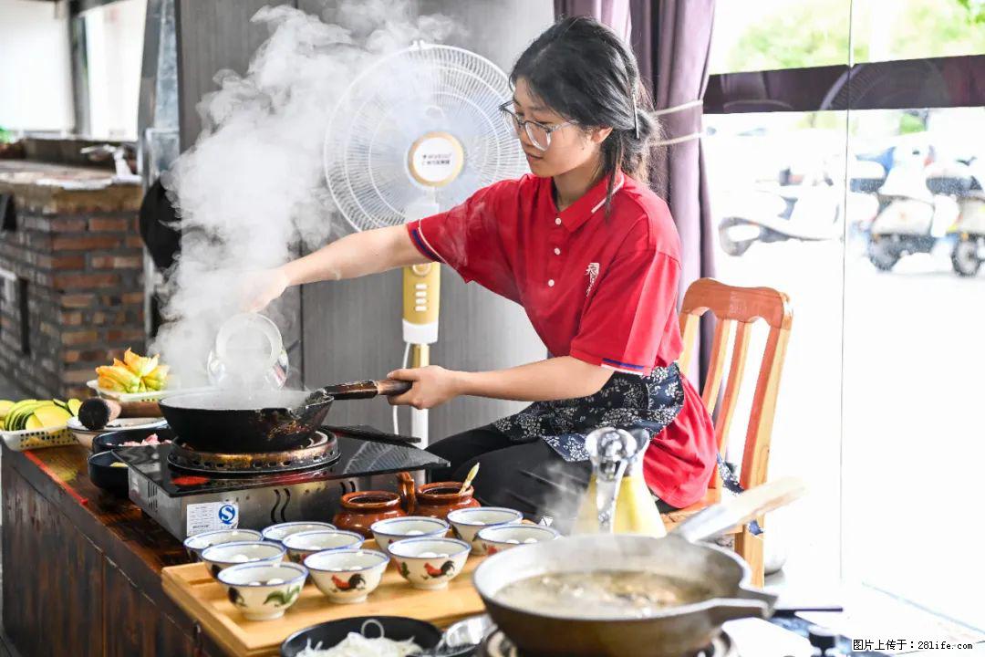 全网追的“扁担女孩”，找了一份暑假工，时薪12元 - 广安生活资讯 - 广安28生活网 ga.28life.net